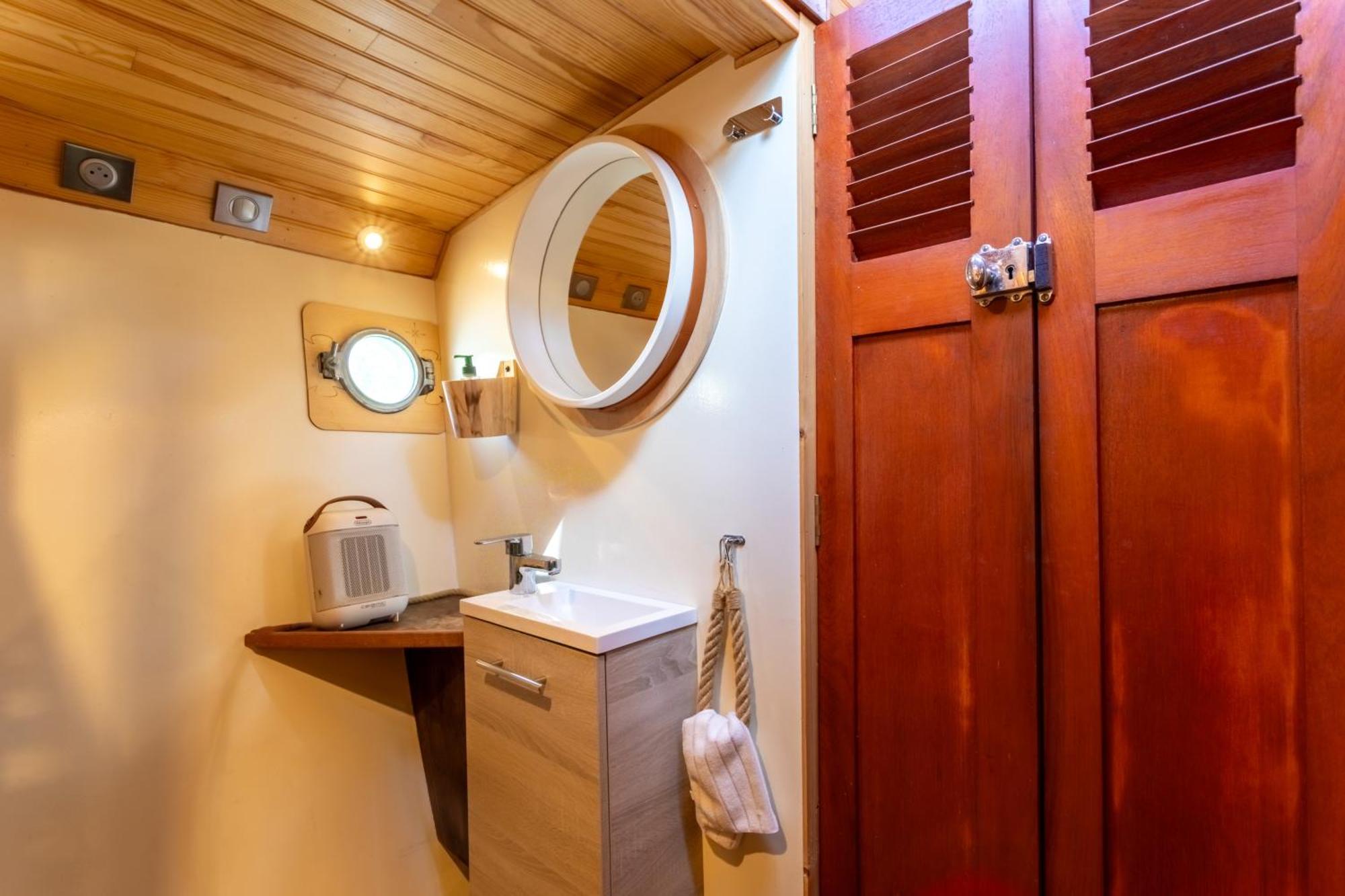 ホテル Bateau Le Nubian ナルボンヌ エクステリア 写真